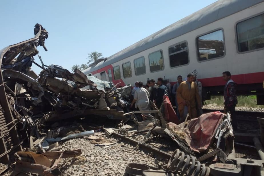 L’Égypte enterre les premières victimes de la collision ferroviaire, annonce des indemnisations