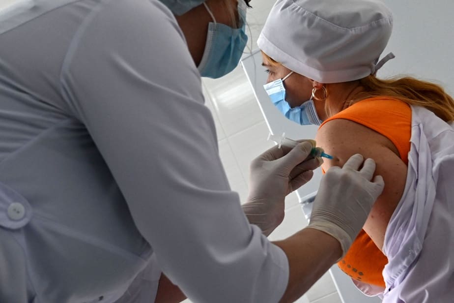 Covid-19 : l’OMS examine la sûreté du vaccin AstraZeneca, l’épidémie s’aggrave au Brésil