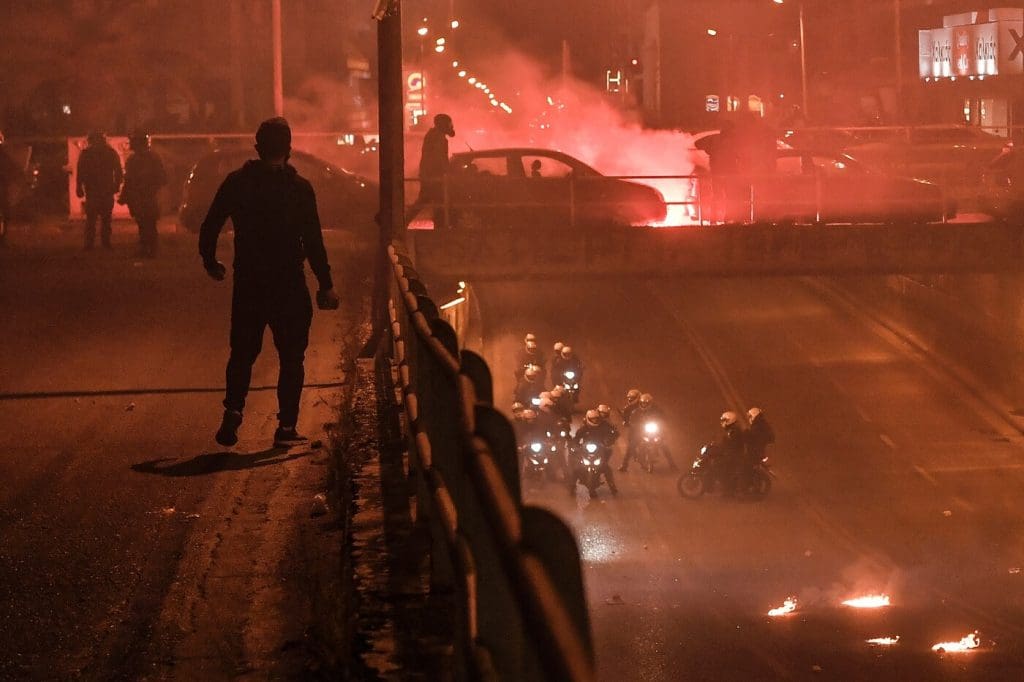 Grèce : heurts entre manifestants et police à Athènes, un policier blessé