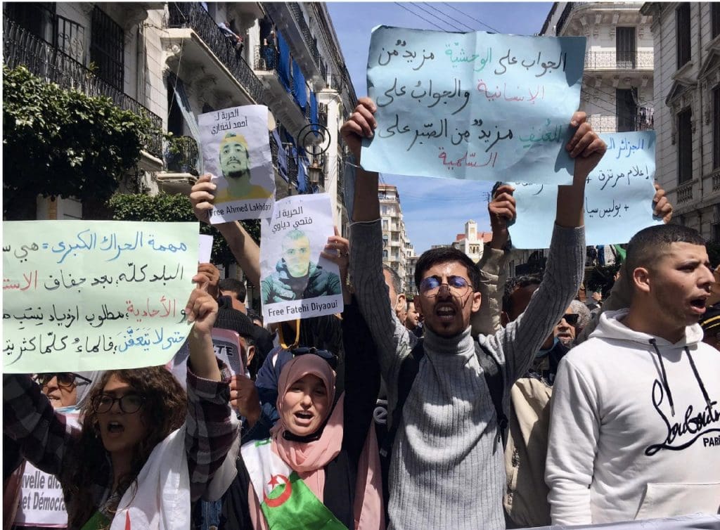 En Algérie, les étudiants, dans les rues, tempêtent contre «les traîtres» à la tête du pouvoir militaire et politique