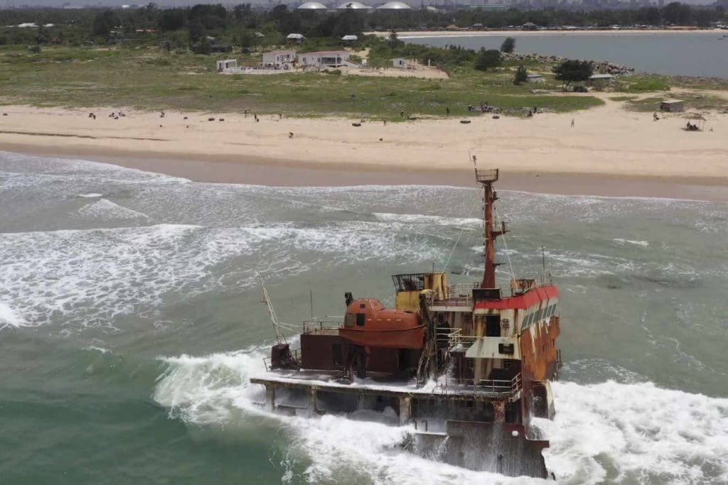 Au Nigeria, début du nettoyage de la plus grande plage de Lagos étouffée de plastique