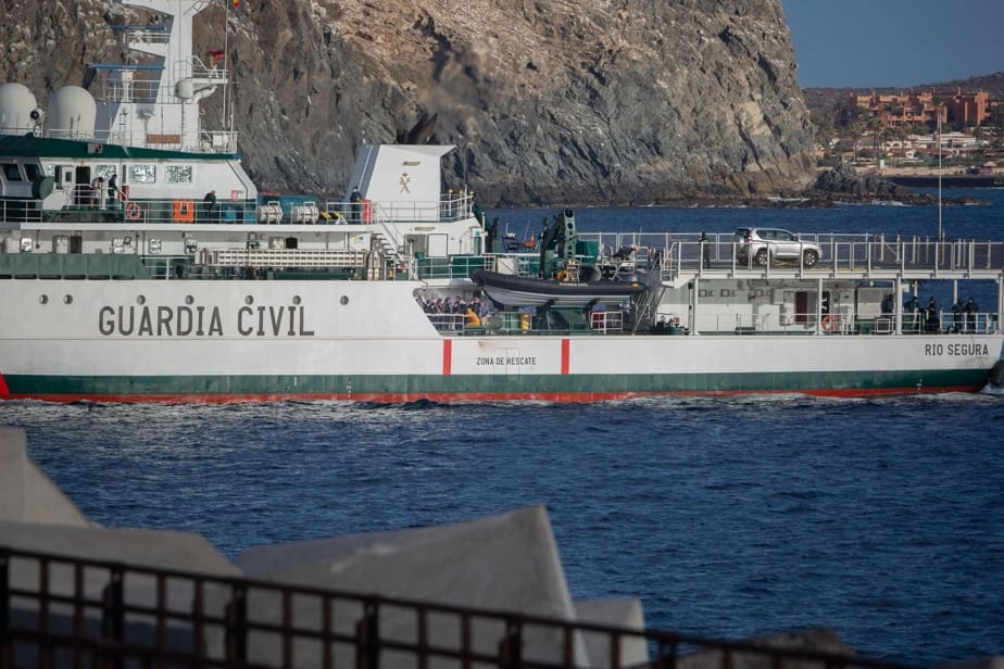 Un navire de migrants avec 24 cadavres à bord arrive aux Canaries