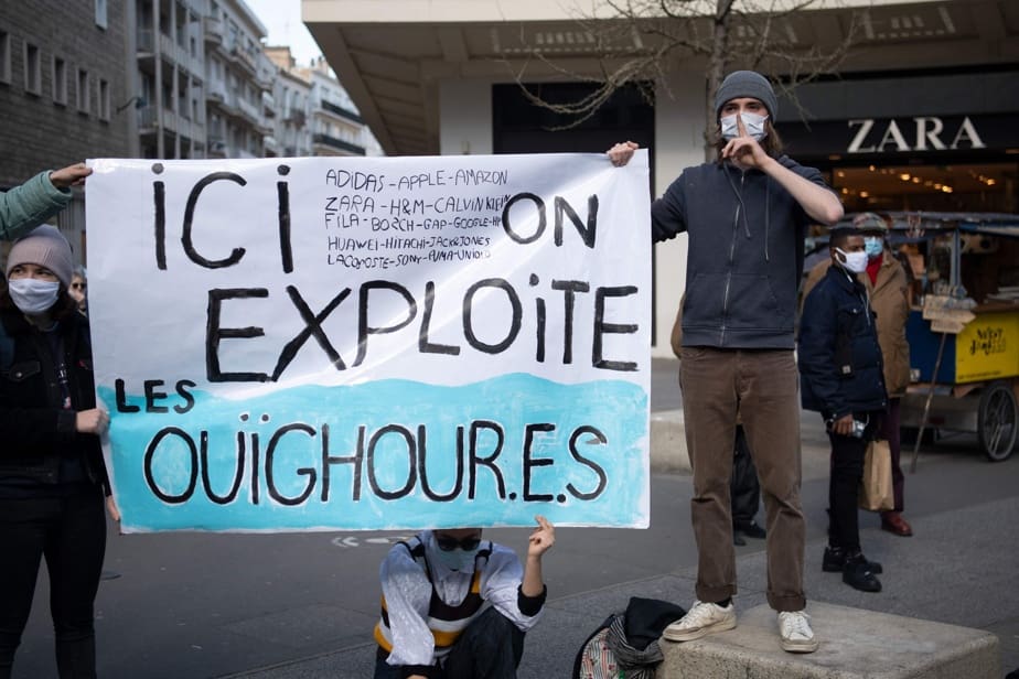 Travail forcé des Ouïghours : quatre multinationales de l’habillement en ligne de mire