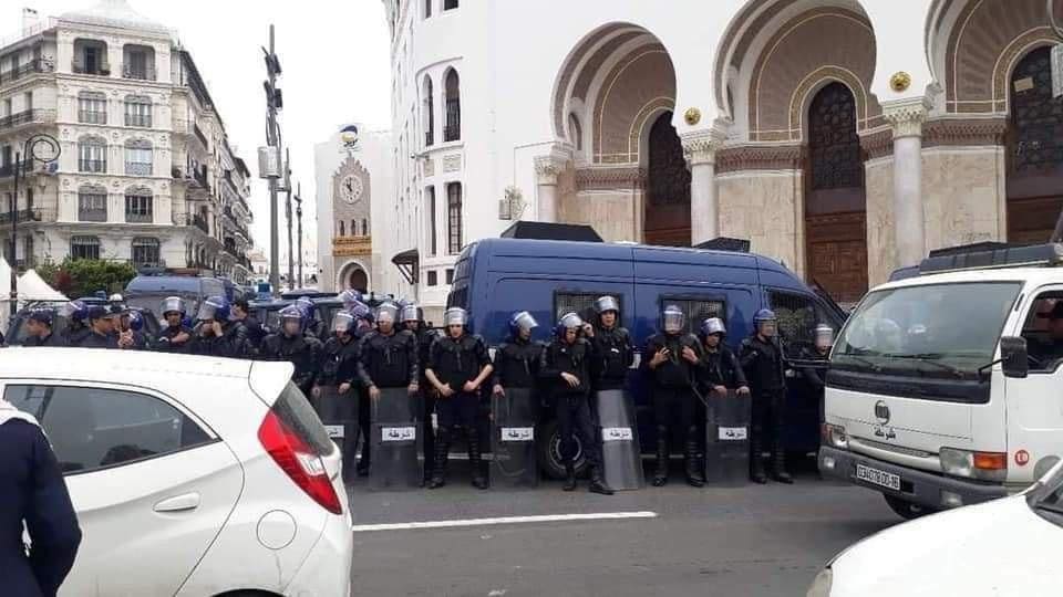 Armement : malgré les critiques, la France vend des équipements anti-émeutes à l’Algérie