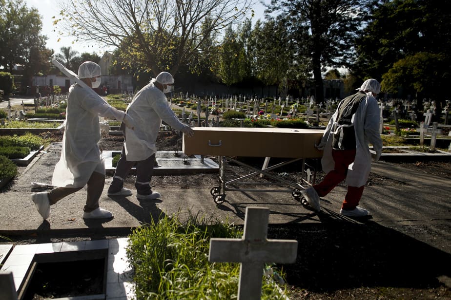 Bilan de la pandémie : près de 3 285 000 morts dans le monde