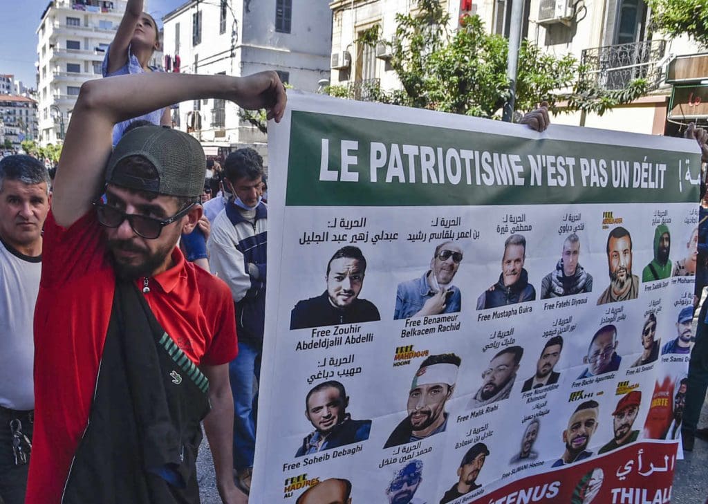 Le régime algérien place un directeur de médias proches de la contestation populaire sous contrôle judiciaire