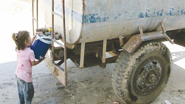À Alger, l’eau potable est une denrée rare qui se vend aux camions-citernes