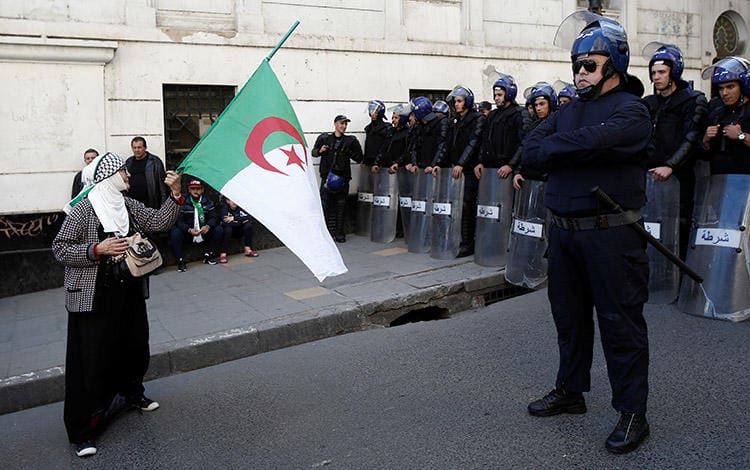 «Il ne mérite aucun hommage» : les Algériens réagissent après la mort de Bouteflika