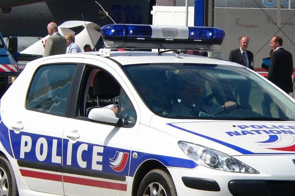 Deux ex-policiers français rejugés pour le viol d’une Canadienne