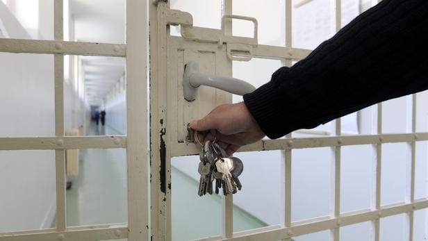 L’État français condamné à indemniser un enfant de 14 ans après des fouilles à nu en prison