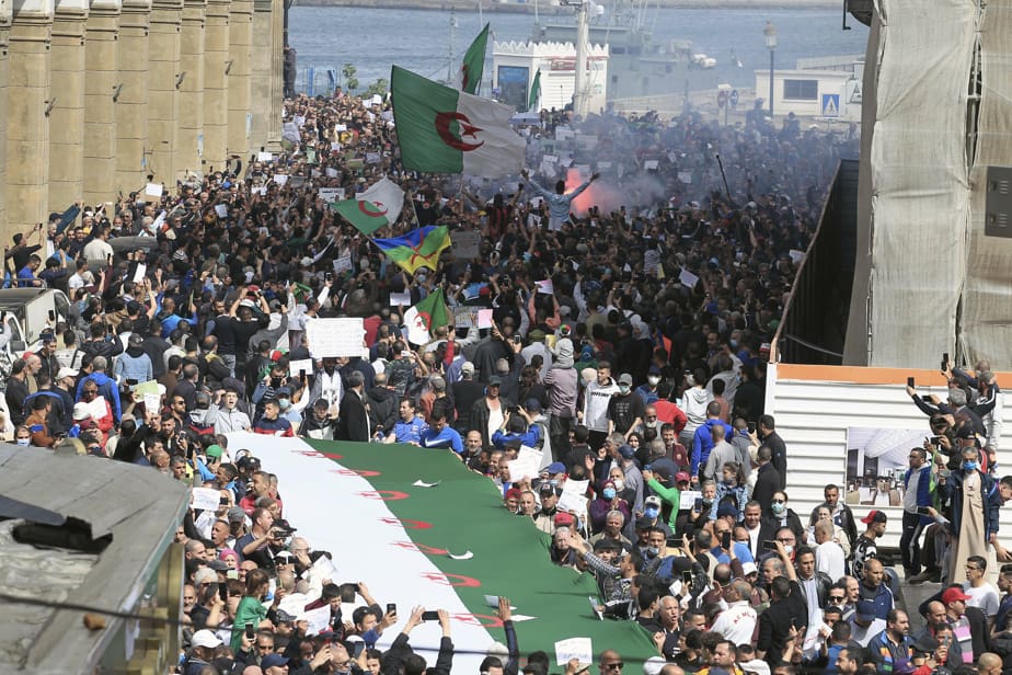 Législatives en Algérie : une «mascarade électorale» et une participation au plus bas depuis deux décennies