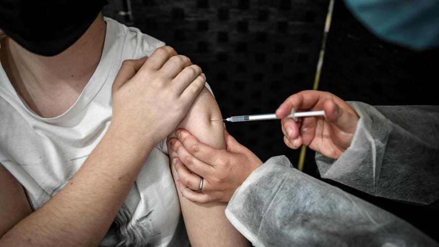 Coronavirus : l’agence britannique des médicaments approuve le vaccin Pfizer/BioNtech pour les 12-15 ans