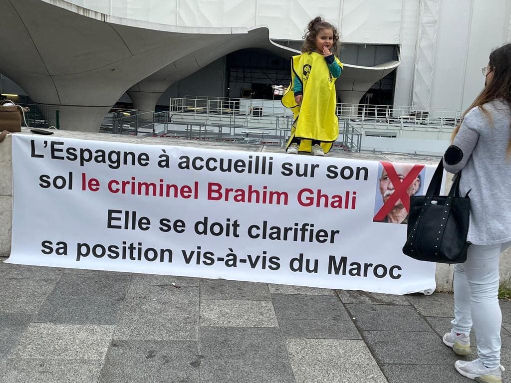 Des Marocains organisent une manifestation devant le siège du journal Le Monde à Paris pour dénoncer ses positions hostiles envers le Maroc