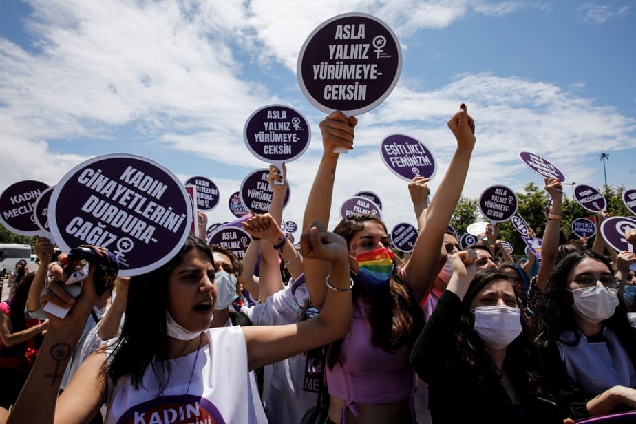 Turquie : des manifestantes protestent contre la fin d’un traité protégeant les femmes