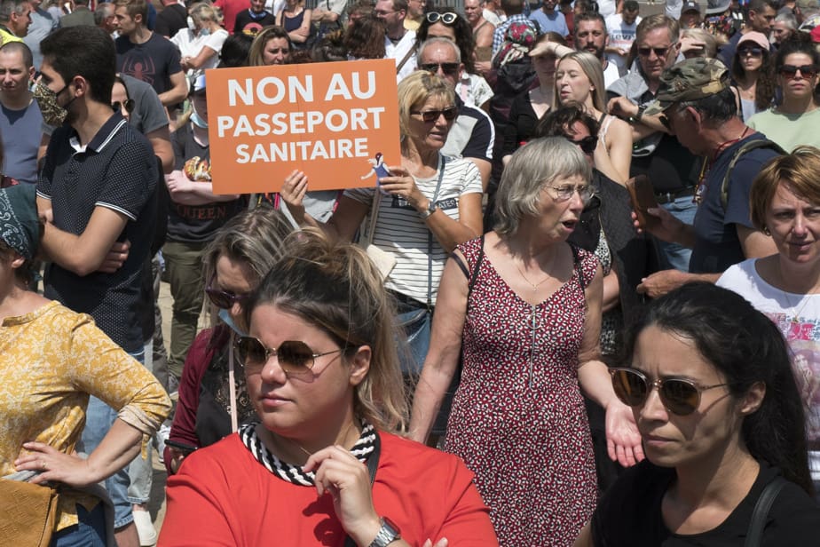 France : des milliers de personnes manifestent contre le passeport sanitaire