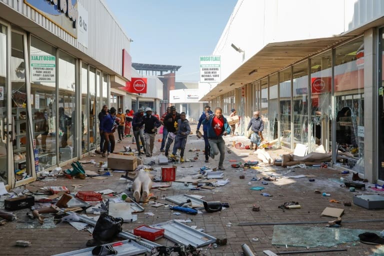 Afrique du Sud : plus de 330 morts dans les émeutes selon un récent bilan