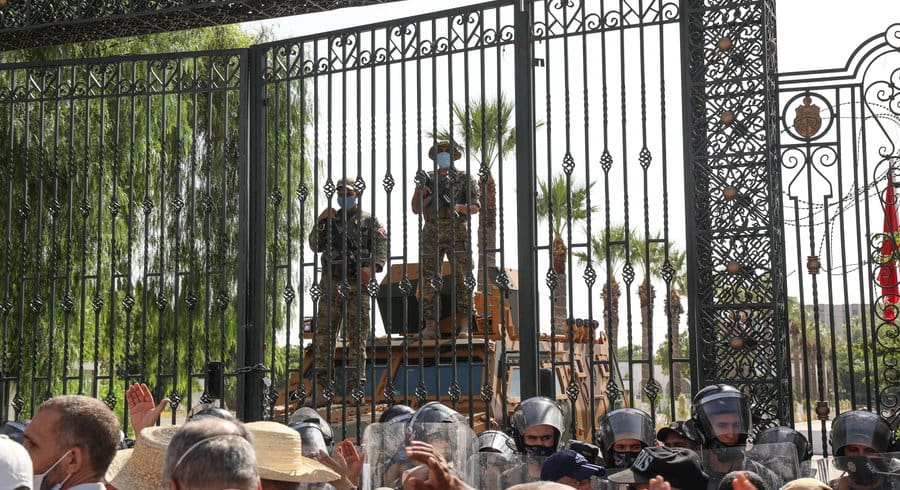 Tunisie : rixes devant le Parlement sur fond de crise politique, économique et sanitaire