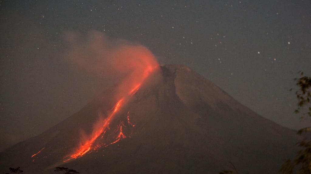 Indonésie: Éruption du volcan Merapi, un nuage de cendres dans le ciel