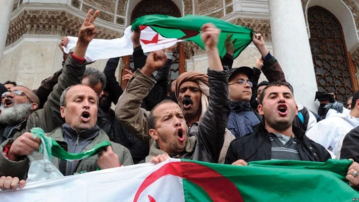 Algérie : le régime inculpe et écroue un journaliste pour «apologie du terrorisme»