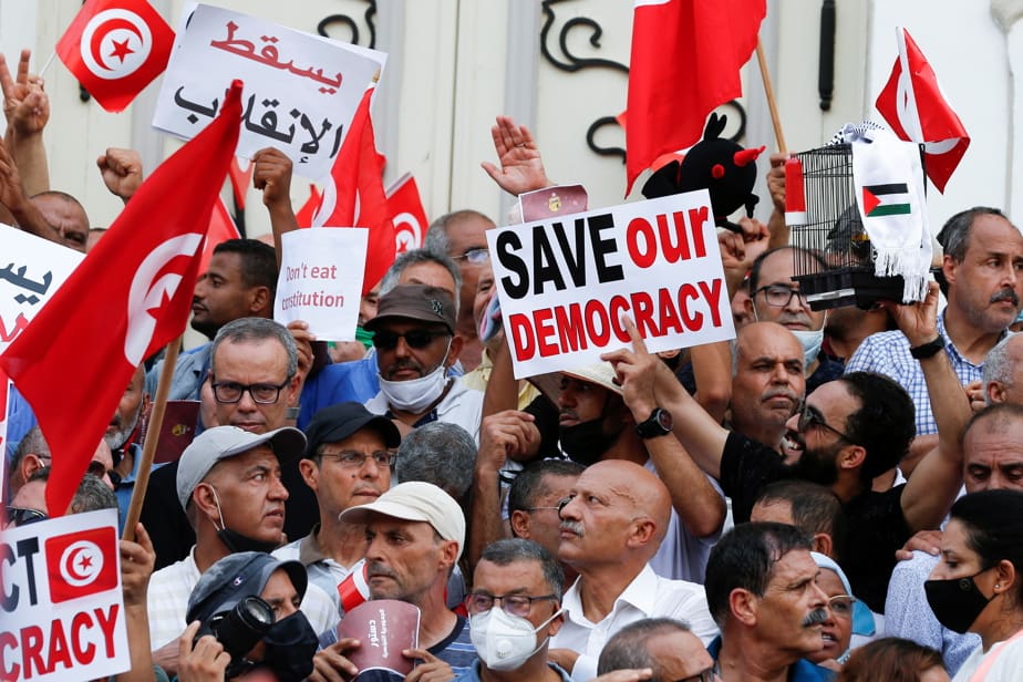 Tunisie : des manifestants redoutent «un retour à l’ère de Ben Ali» et dénoncent la France