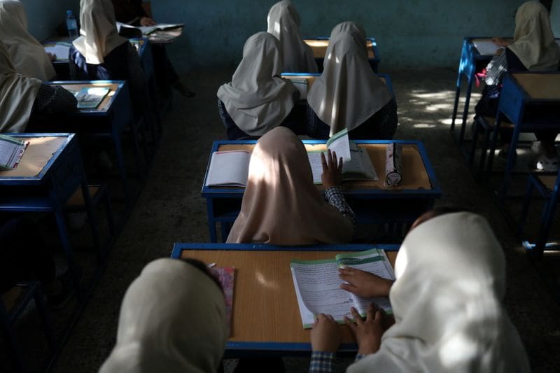 Afghanistan : les collégiennes et lycéennes reprendront les cours