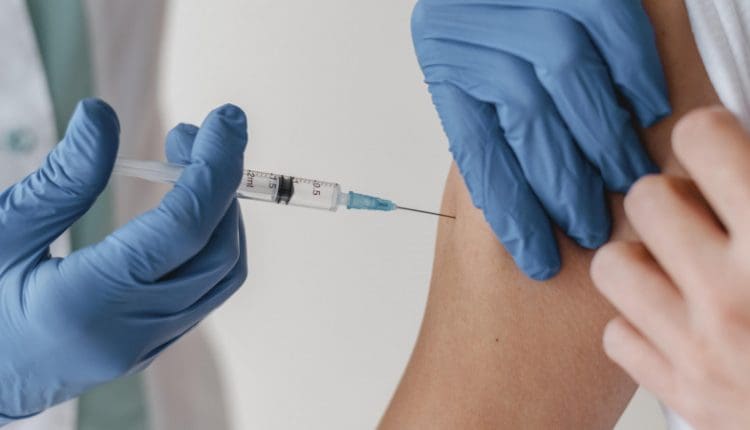 Covid-19: les 12-17 ans peuvent se faire vacciner sans avoir à remplir la condition de lieu de résidence