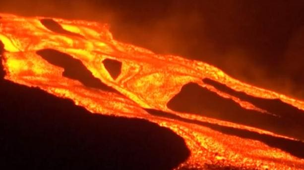 Eruption volcanique aux Canaries : la coulée de lave atteint la mer