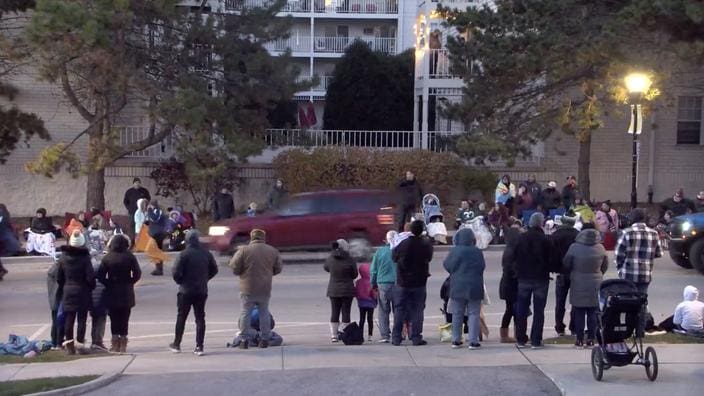 L’homme qui a foncé dans une parade de Noël aux États-Unis inculpé de cinq homicides