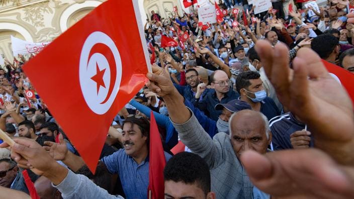 Jeune Afrique : “Tunisie – Réforme constitutionnelle : la course contre la montre est lancée”