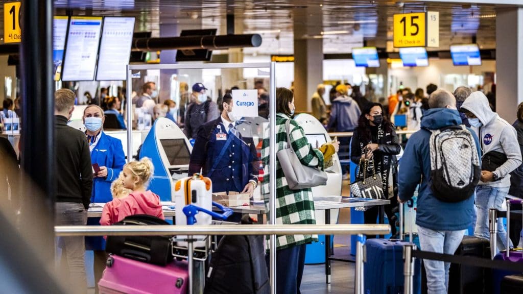 Pays-Bas : Un couple arrêté dans un avion pour avoir fui leur hôtel Covid