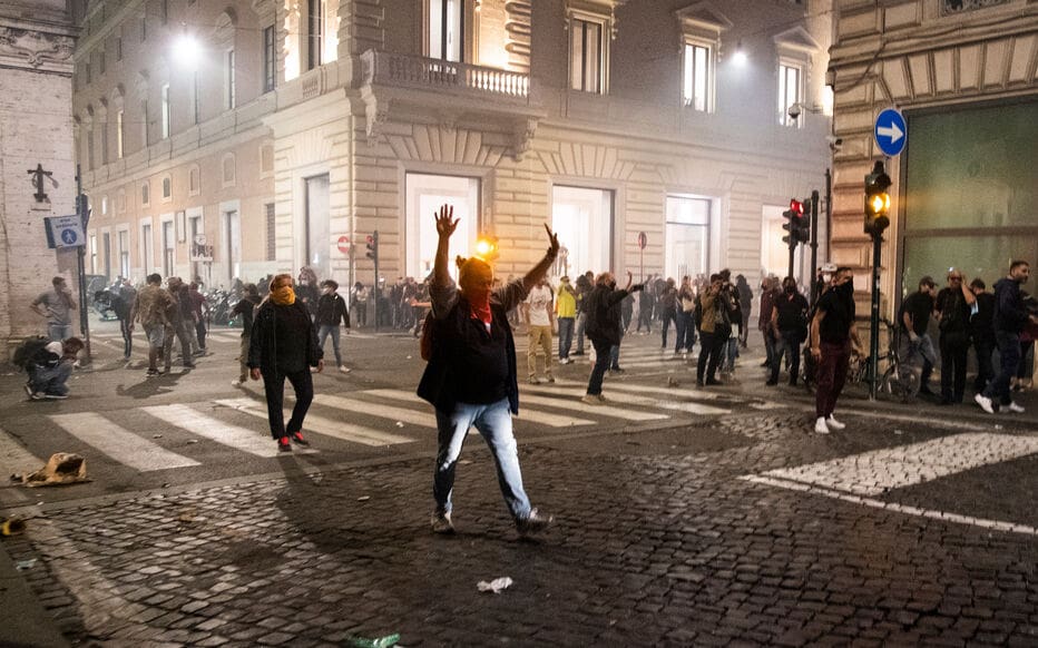 Anti-vaccins en Italie : perquisitions chez des militants appelant à la violence