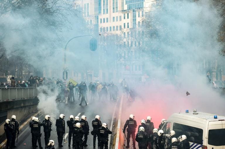 Scènes de chaos lors d’une manifestation contre des mesures anti-Covid-19 à Bruxelles