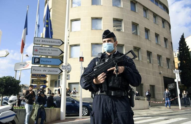 Policiers attaqués à Cannes : trois interpellations dans l’entourage de l’assaillant