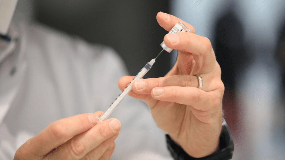«Il est prématuré de prévoir l’adaptation des vaccins au nouveau variant», estime L’EMA