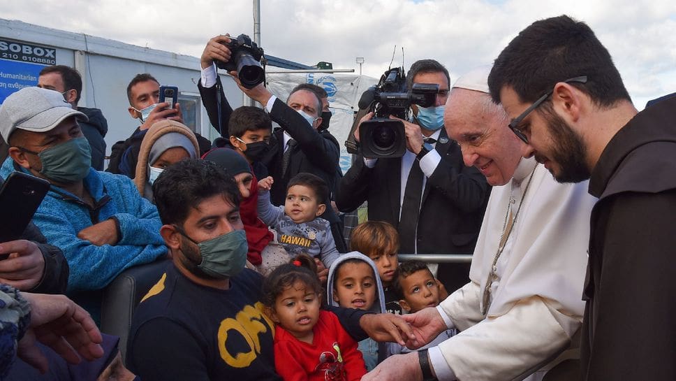 Grèce: le pape clôture sa visite axée sur les migrants