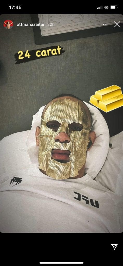 Ottman Azaitar pousse l’indécence  jusqu’à poster sa photo avec un masque en or massif
