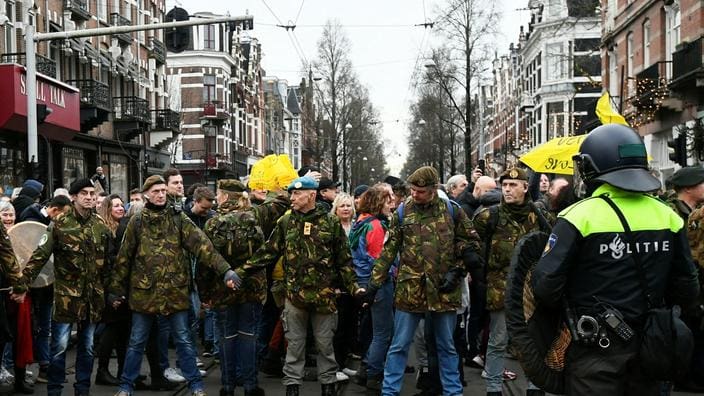 Covid-19 : manifestation à Amsterdam contre les restrictions sanitaires du gouvernement