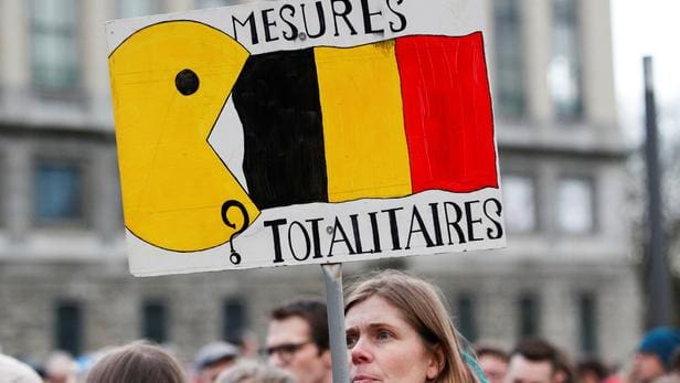 Plusieurs milliers de manifestants à Bruxelles contre les restrictions sanitaires