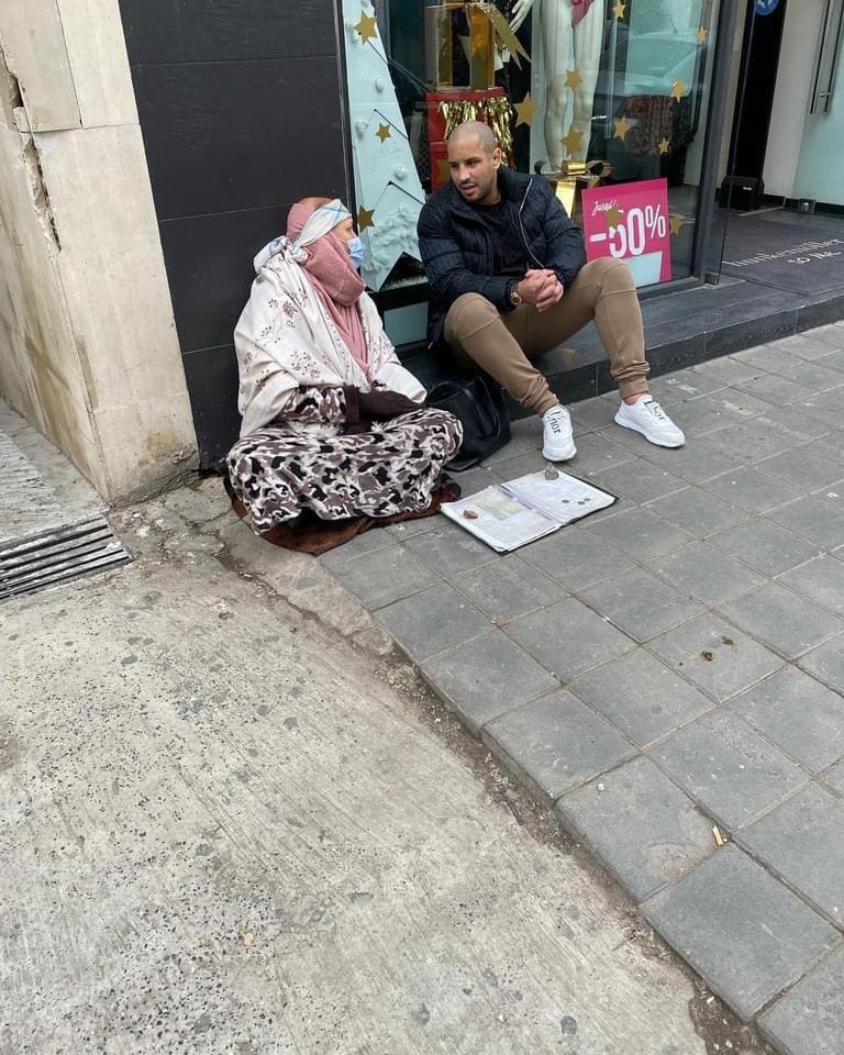 Sur Facebook, la charité trop voyeuriste d’Abou Bakr Azaitar fait réagir