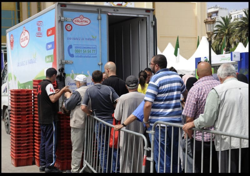 En Algérie, les files d’attente des points de distribution de nourriture ne cessent de s’allonger de manière alarmante