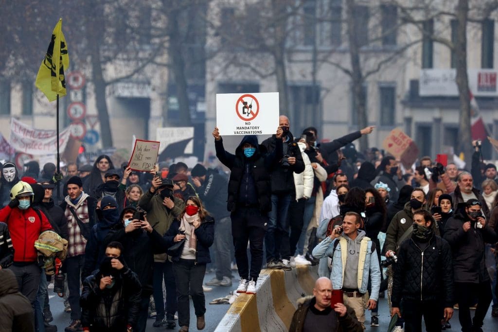 Une manifestation très tendue à Bruxelles contre les restrictions sanitaires