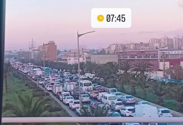 L’Algérie marque les trois ans du soulèvement populaire, le régime bloque des routes de la capitale