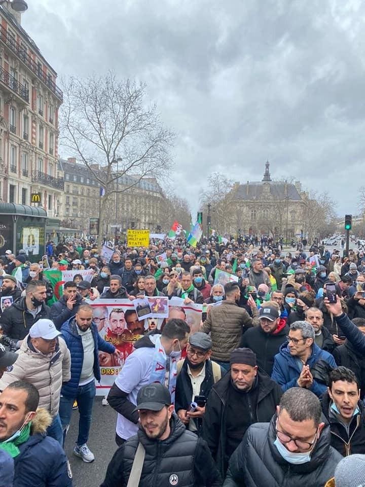 Les Algériens de France manifestent de nouveau contre «le régime dictatorial et ses services assassins»