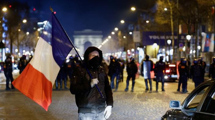 «Convoi de la liberté» : la police disperse les manifestants sur les Champs-Elysées