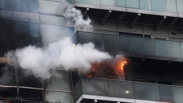 Royaume-Uni : un impressionnant incendie ravage une partie d’une tour londonienne