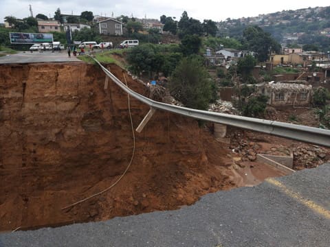 En Afrique du Sud, les victimes des inondations enterrées, colère contre l’incurie des autorités