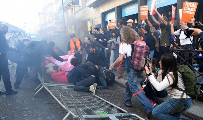 France : des ONG bloquent l’accès à assemblée générale de TotalEnergies