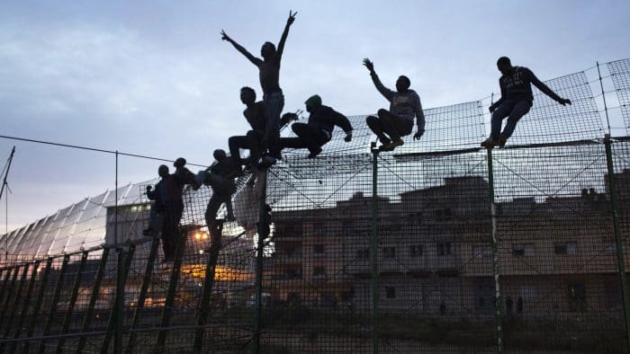 Forum des AS, journal congolais, relève le « caractère organisé » de l’assaut mené par des migrants sur la clôture métallique de Melilia