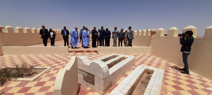 À Laâyoune, l’ambassadeur gabonais a déposé une gerbe sur la tombe des martyrs marocains