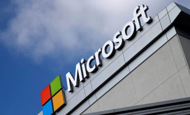 Panne informatique mondiale: Microsoft annonce avoir «identifié» et «corrigé» la cause